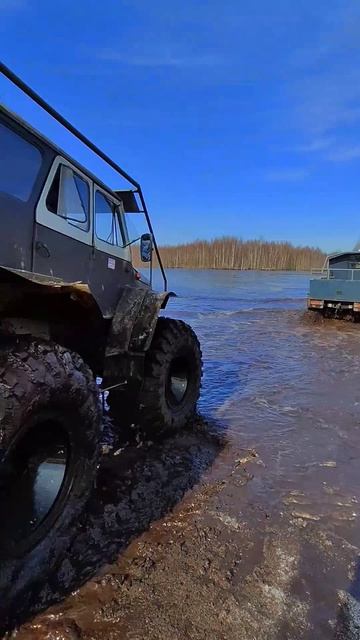 Самодельные вездеходы Смирнова во время весеннего паводка