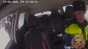 Красноярские полицейские пришли на помощь автоледи, чью машину в сильную метель выбросило с трассы