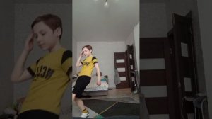 Учусь делать трюки с мячом