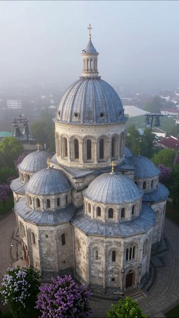 Красота храма в утреннем тумане архитектура церковь духовность