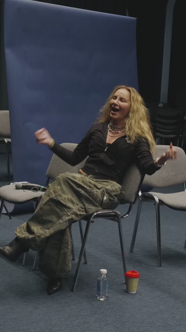 Анна Асти репетировала со своими подопечными по шоу «Голос» в концертном зале Академии Игоря Крутого