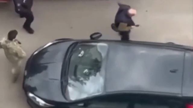 Мужчина с костылём после встречи с сотрудниками ТЦК в Луцке бросился бежать выбросив костыль