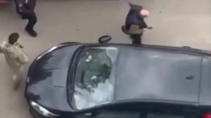 Мужчина с костылём после встречи с сотрудниками ТЦК в Луцке бросился бежать, выбросив костыль