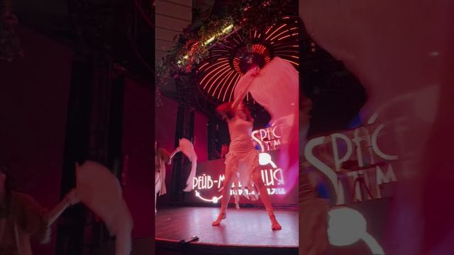 Выступление с шелковыми веерами