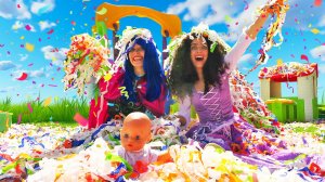 Вредные принцессы играют с Бэби Бон Эмили!👧 Игры для девочек