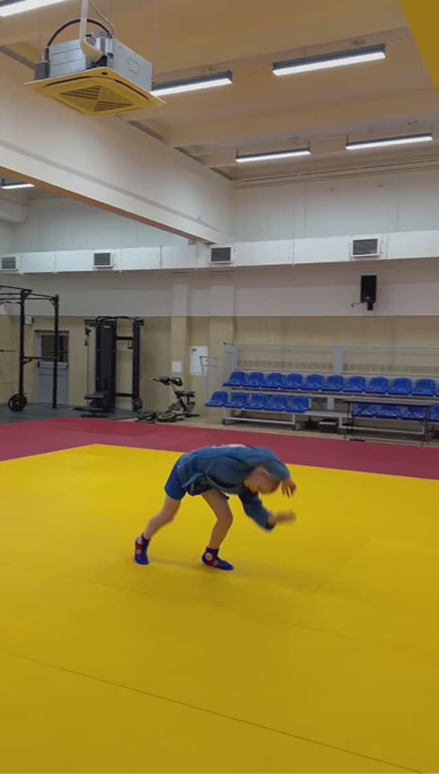 Акробатика — важная часть подготовки в самбо