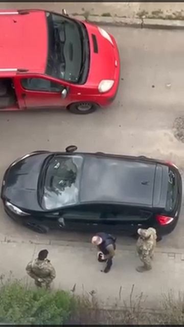 Мужчина с костылем удрал от людоловов...