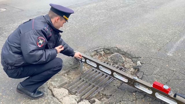 Сотрудники дорожного надзора Госавтоинспекции Анапы проводят обследование улично-дорожной сети