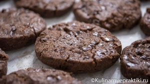 Шоколадное песочное печенье с трещинками: хруст снаружи, рассыпчатость внутри
