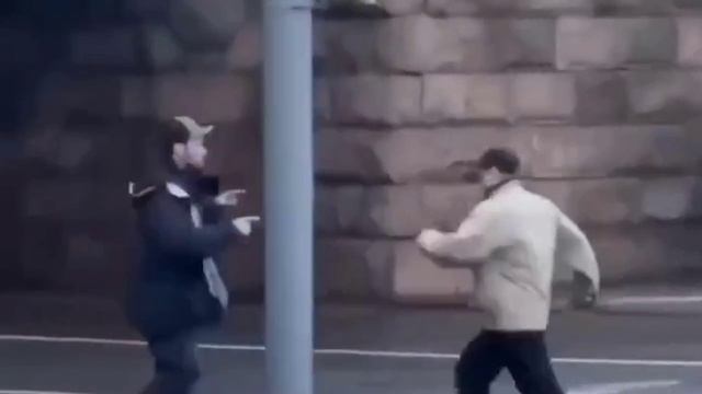 Необычная драка в центре Москвы попала на видео