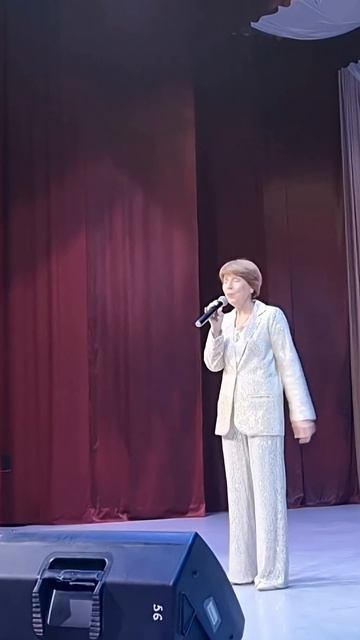 На небо ясное смотрю, о будущем мечтая