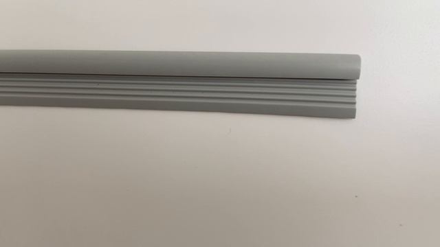 Верхняя планка для коннелюрного плинтуса из ПВХ под ковролин и линолеум 20х5 мм, RAL 7046 серый