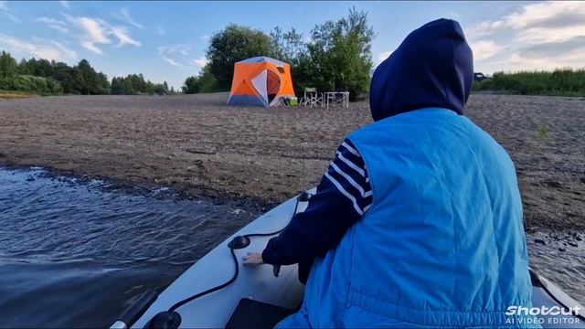 Мама на реке.