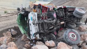 Грузовики после страшных аварий. Пакистанские автомастерские