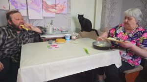 Мы труженики без дела не сидим Мудрая мама вкусно готовит Сын и муж работают на улице