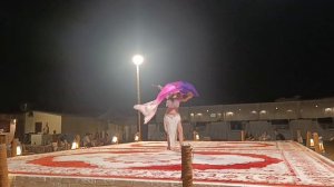 Танец жинщины востока в сафари в Дубае