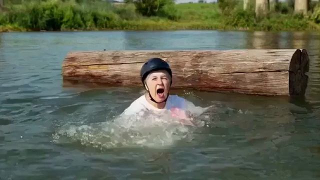 Баба Лена тестирует резинку