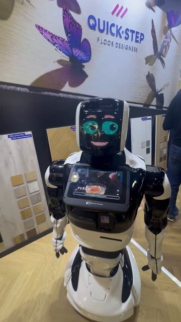 робот помощник  квик степ на Мосбилд 26))))