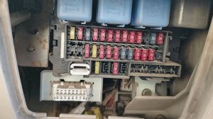 Где находится предохранитель бензонасоса Nissan Liberty