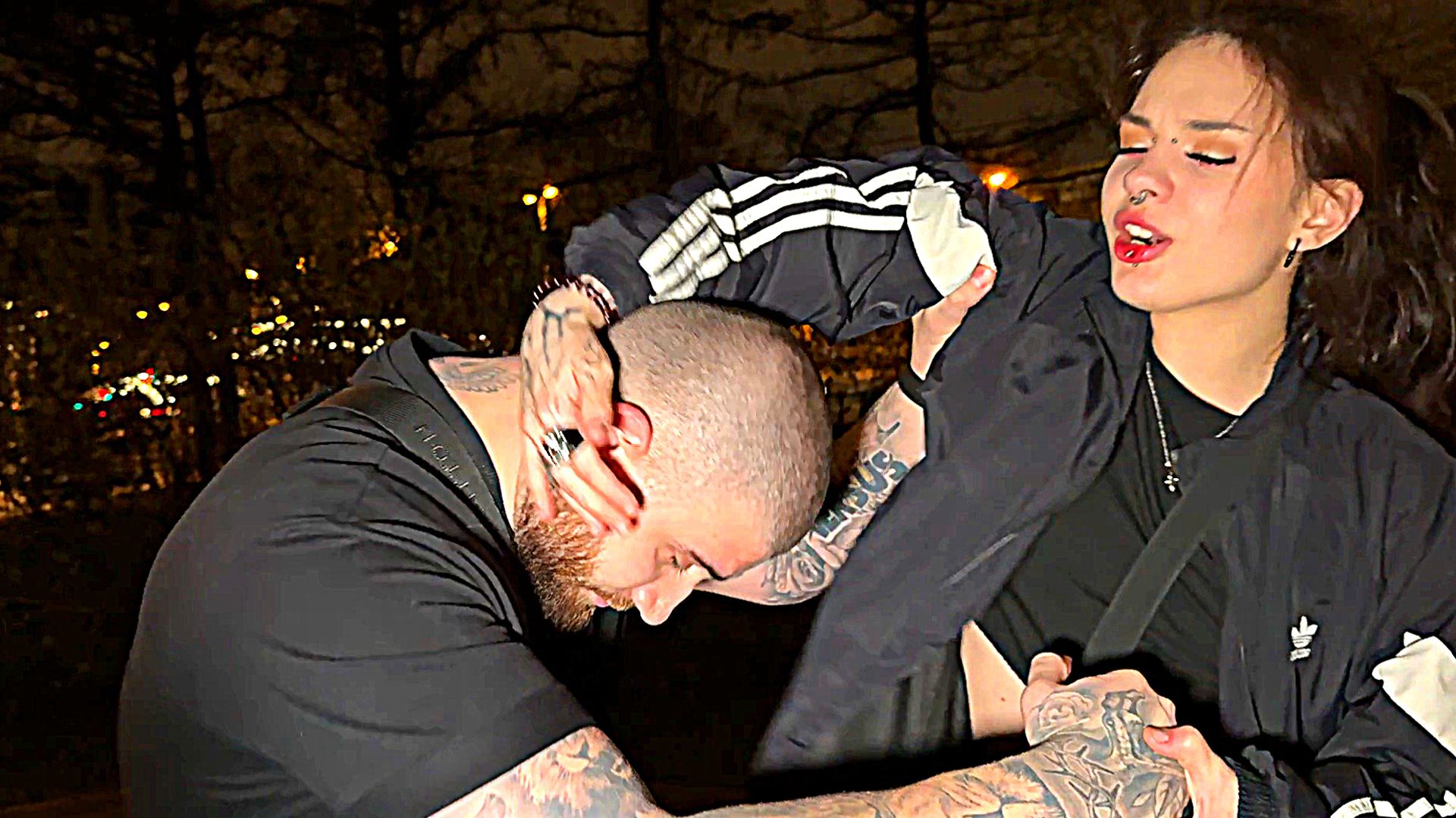 ЛЕВ ПРОТИВ - ЖEСTЬ В ПАРКЕ  УДАРИЛИ СОТРУДНИКА СКОРОЙ ПОМОЩИ. Часть 2