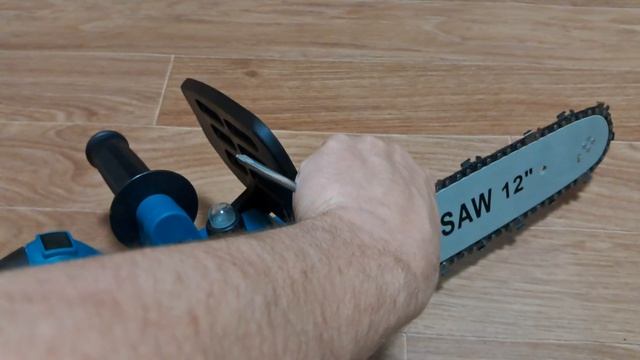 Как подтянуть цепь на аккумуляторной пиле Okalee | Механизм регулировки цепки