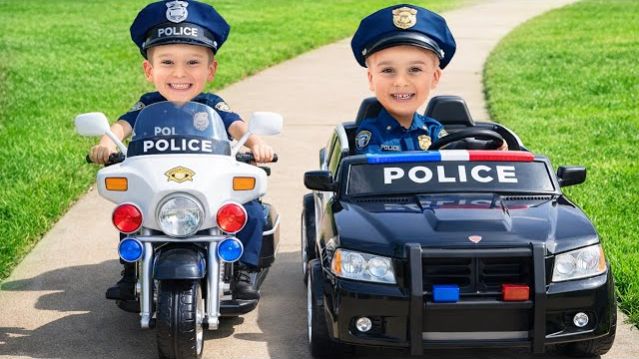 Полицейские на тротуаре с Майком и Алексом — Мальчик, который постоянно мусорит