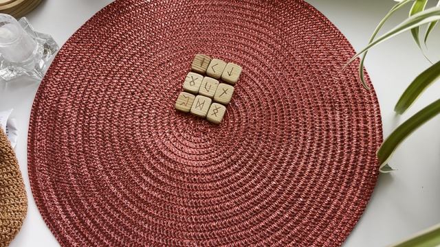 Его мысли, чувства, действия. Гадание на рунах