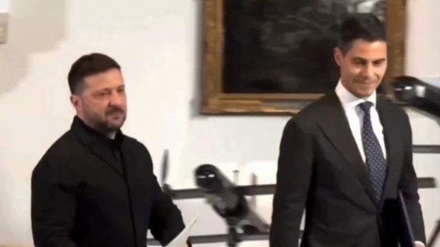 Переводчик Зеленского забыл выключить микрофон в конце встречи с премьером Нидерландов.