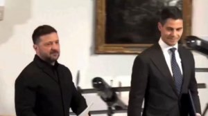 Переводчик Зеленского забыл выключить микрофон в конце встречи с премьером Нидерландов.