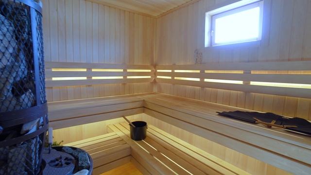 Обзор небольшого дома с баней, доступного каждому для начала загородной жизни.