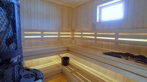 Обзор небольшого дома с баней, доступного каждому для начала загородной жизни.