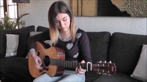 Девушка-нереально-красиво-играет-на-гитаре .