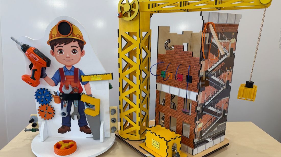 Бизиборд Столица профессий. Стройплощадка 3 д инсталляция со светом на поворотной платформе