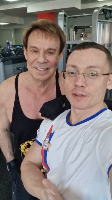 Юморист Ефим Шифрин в Ульяновске получил в подарок пожизненный абонемент в фитнес-клуб и СПА  Традиц