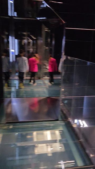 Стеклянный мост в музее Атом.mp4