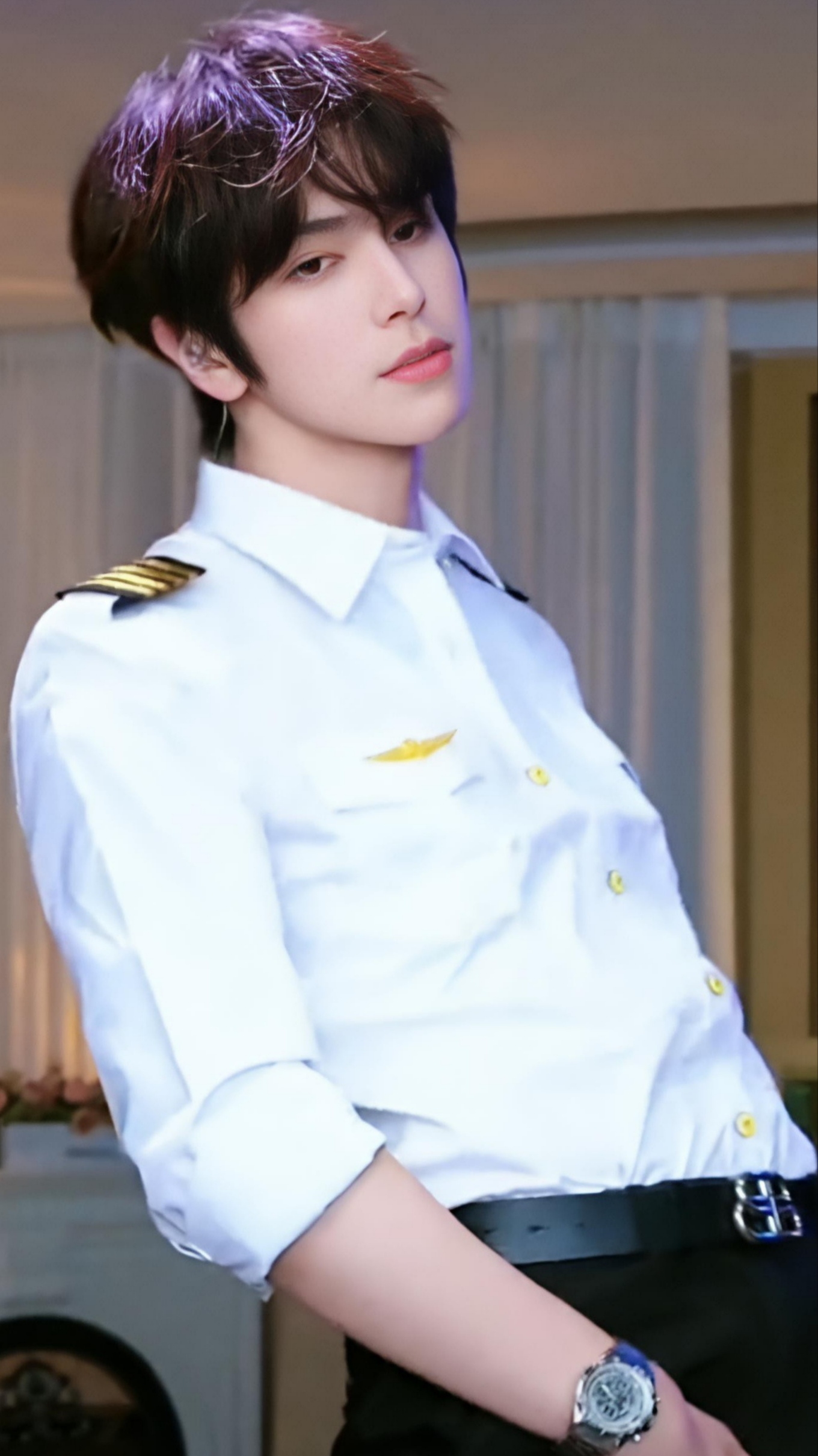 Он прекрасен в танце а его пластичность и совершенство притягивают внимание