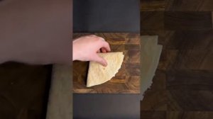 Полезный быстрый завтрак на сковороде Тортилья с творогом бананом и ягодами [get.gt].mp4