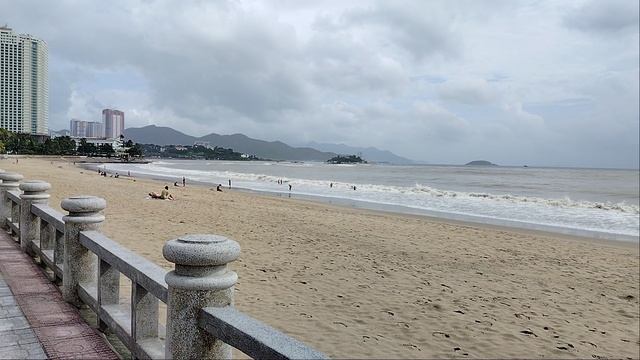 Волны на море цвета кофе с молоком!