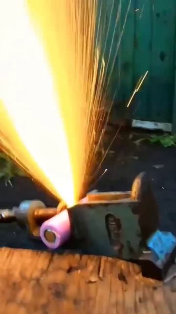 Что если проткнуть аккумулятор от фонарика! типоразмера 18650