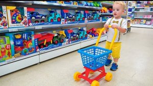 Крис и мама делают покупки в магазине игрушек