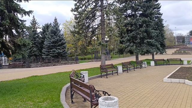 Донецк, парк Щербакова. Выход на центральную аллею. 15.04.2026.