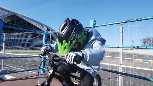 В скейтпарке на велике часть 2