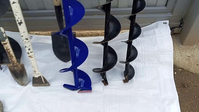 Пробурил мотобуром 8 лунок диаметром 250 мм . В глубину 80 см .