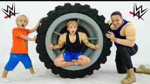 Влад и Крис хотят быть сильными, как звёзды WWE