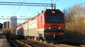 2ЭС6-594 "Синара" с перегоняемым ВЛ15-005 и грузовым поездом следует через о.п. Первомайская