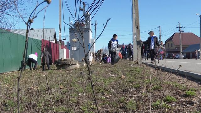 Мусор нужно собирать чтобы был чистый воздух: школьники и воспитатели вышли на субботник