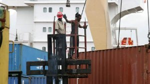 Сухопутные коридоры приняли лишь 10–15% грузов с Ормуза