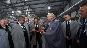 Лукашенко: "Где это Тур? В Беларуси не только креветки, но и икра! Попробуй!"