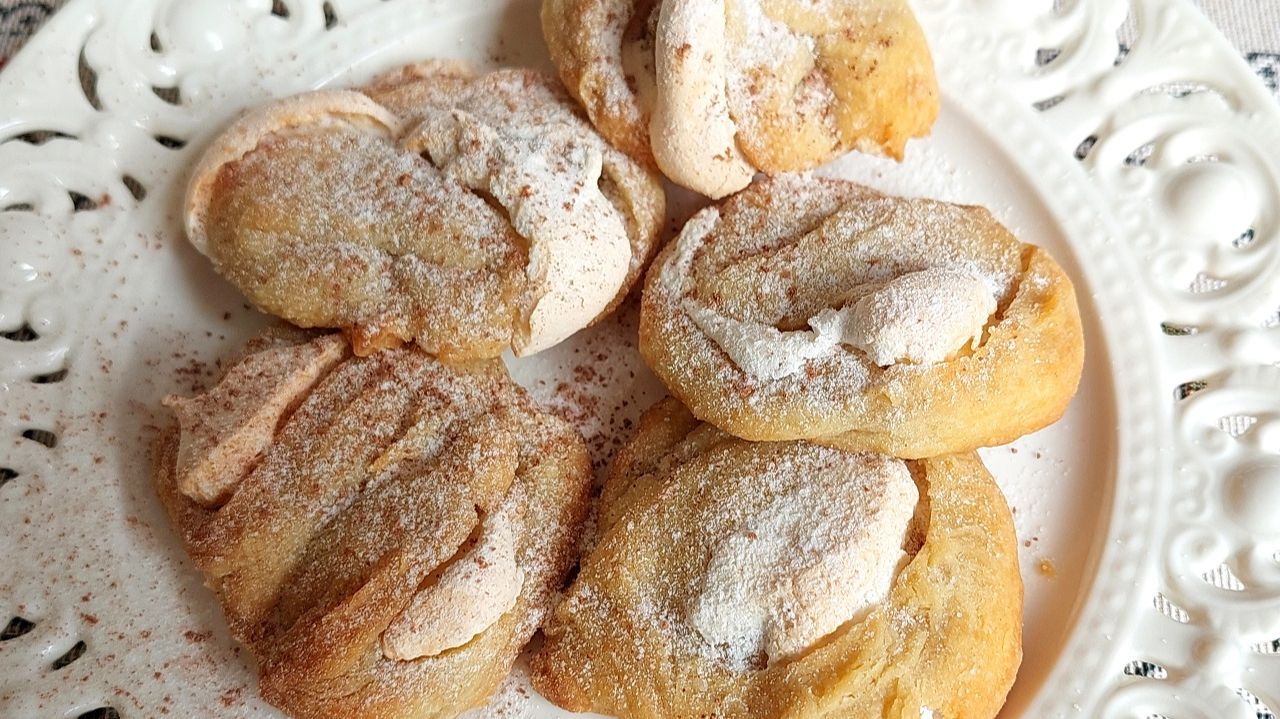 Нежное печенье с меренгой и грецкими орехами. Это лакомство оценят сладкоежки.