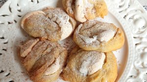 Нежное печенье с меренгой и грецкими орехами. Это лакомство оценят сладкоежки.